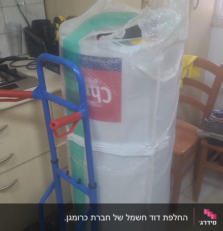 דוד שמש עטוף בניילון על עגלת משא כחולה